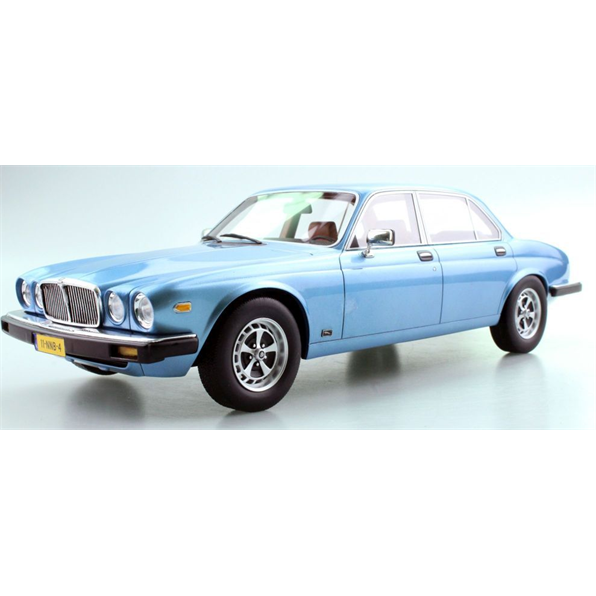 Jaguar XJ6 1982 , light blue